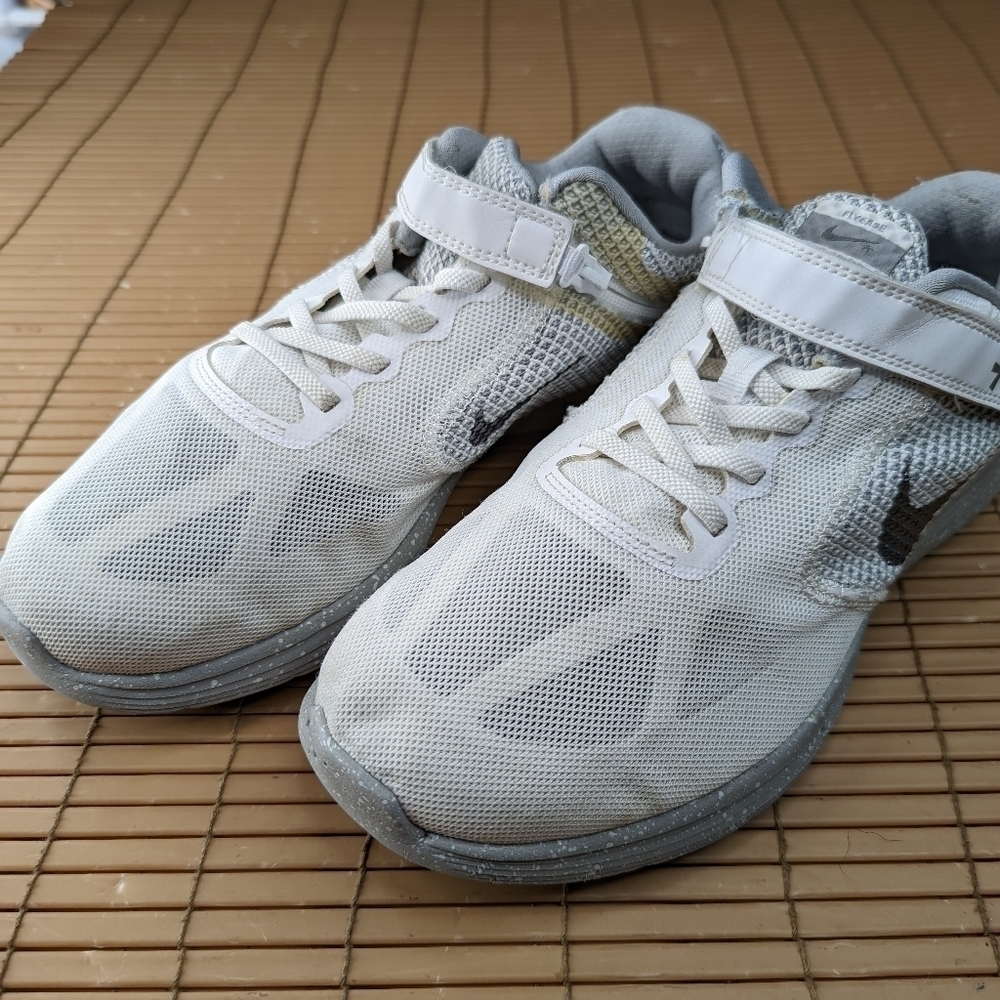 Nike Revolution 3 FlyEase white Running Shoes women's Size 9.5W   great conditio